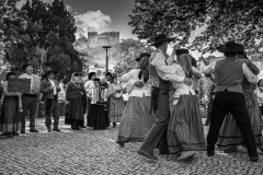 Cantando e dançando à vista do castelo | Singing and dancing in front of the castle